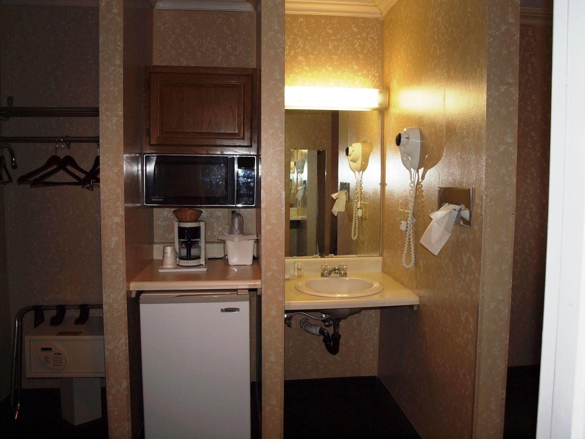 Hilltop Express Inn Гротон Экстерьер фото