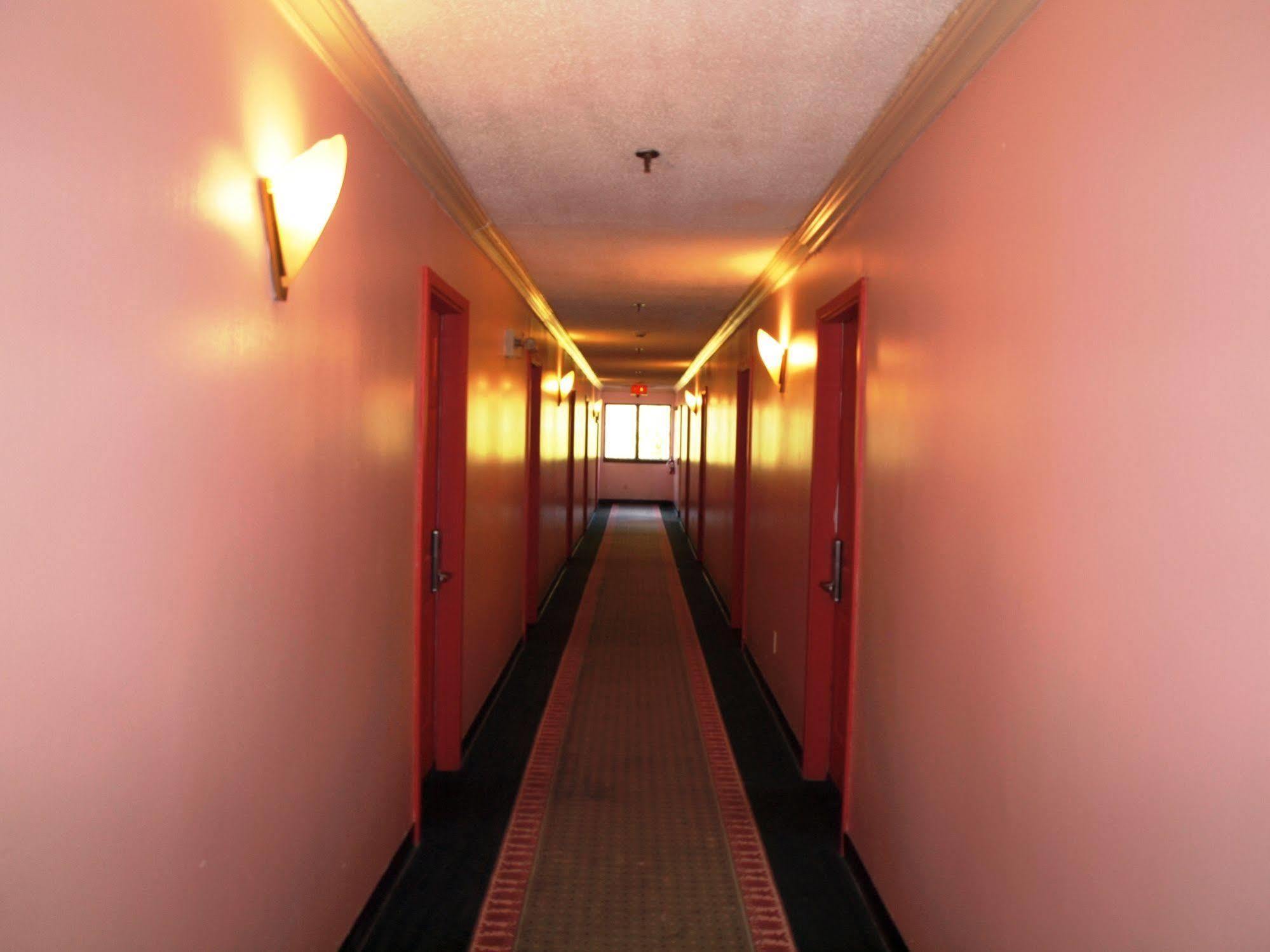 Hilltop Express Inn Гротон Экстерьер фото