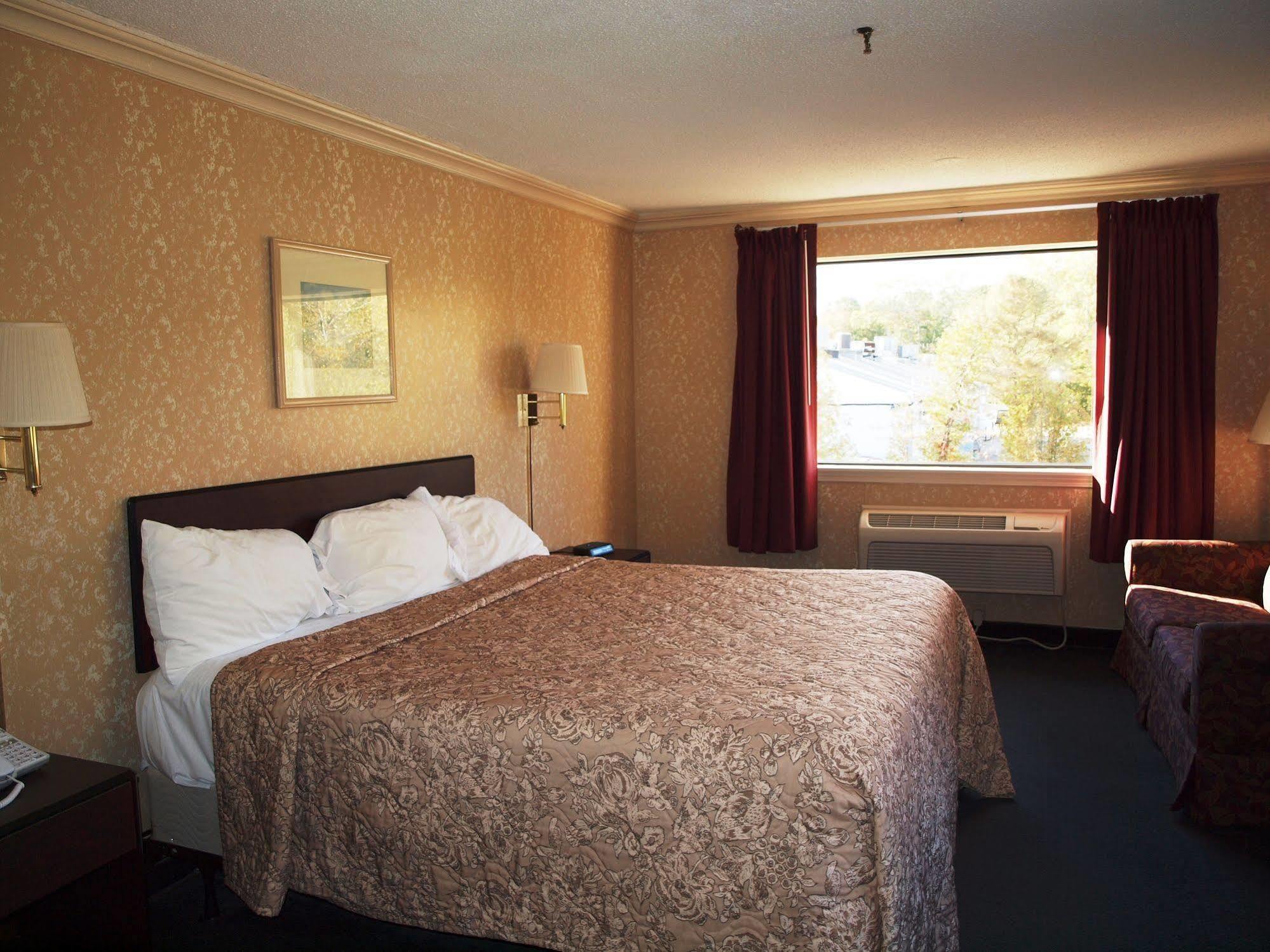 Hilltop Express Inn Гротон Экстерьер фото