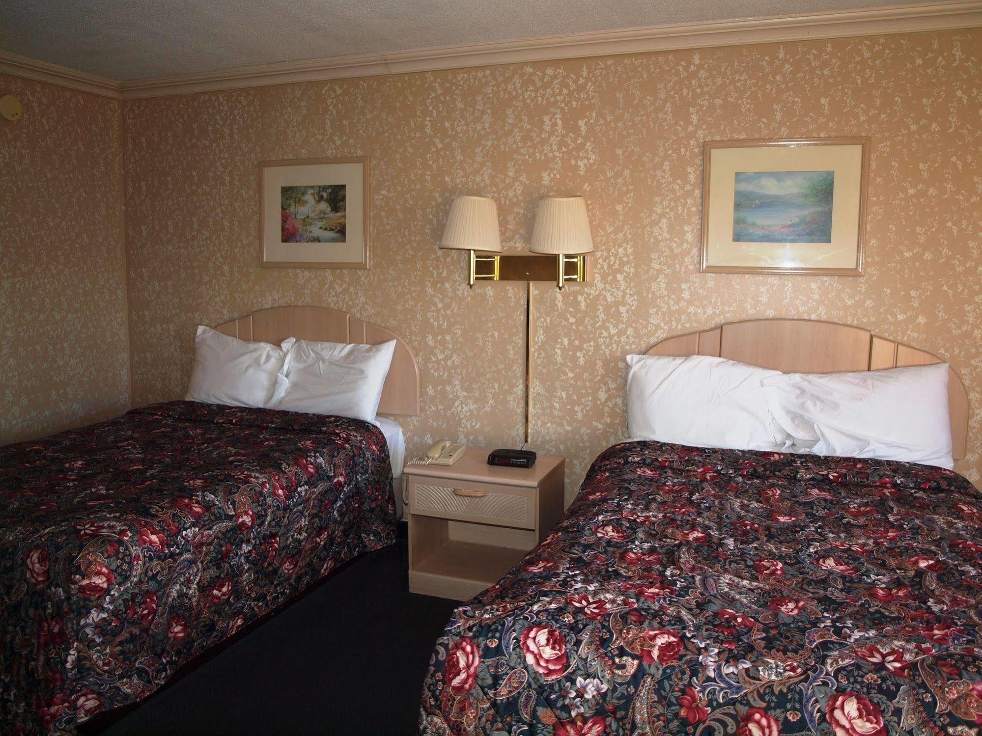 Hilltop Express Inn Гротон Экстерьер фото