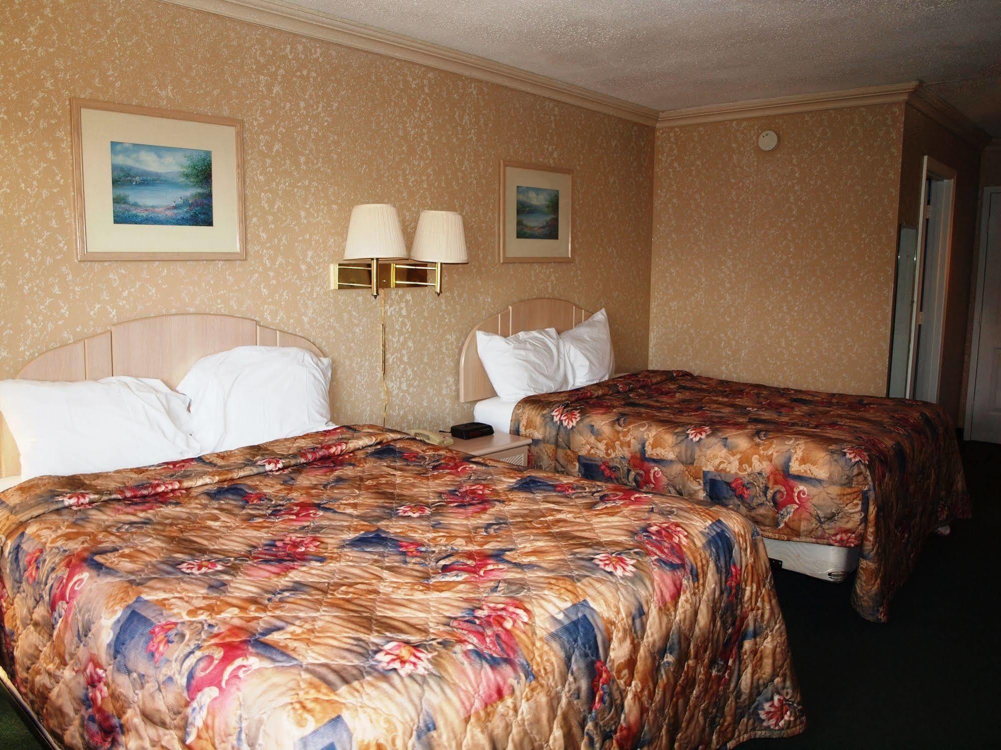 Hilltop Express Inn Гротон Экстерьер фото