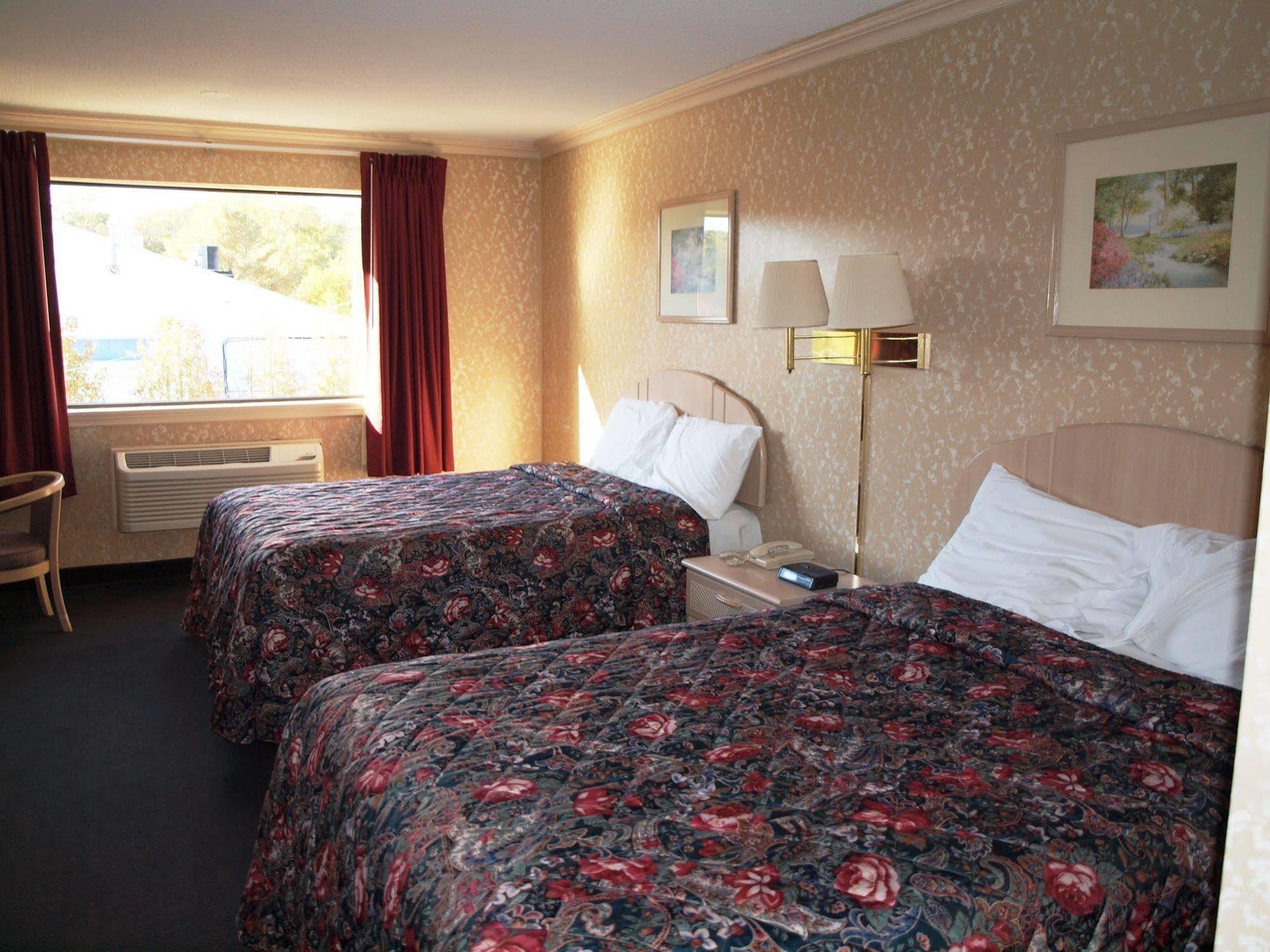 Hilltop Express Inn Гротон Экстерьер фото
