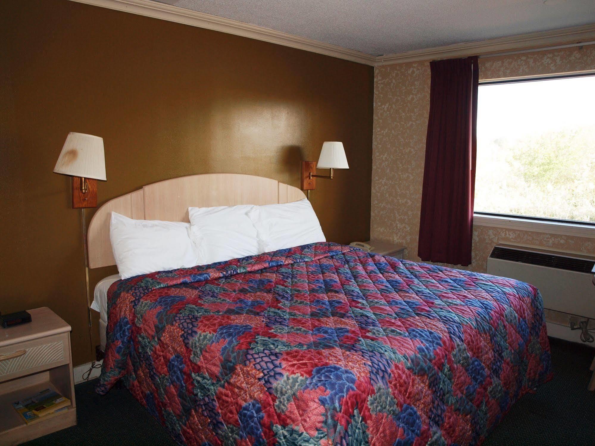 Hilltop Express Inn Гротон Экстерьер фото